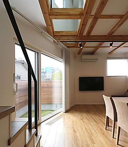 勾配天井も狭く感じさせない部屋づくり 東京の狭小住宅の間取り 3階建て T W