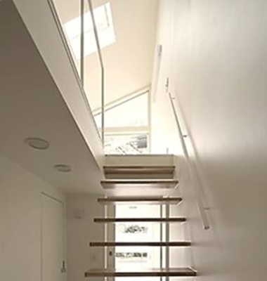 天窓から階段を通って下の階まで光が届く
