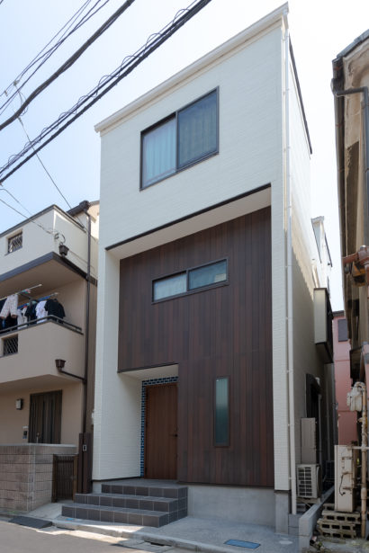 16坪の施工例:南北の細長い狭小敷地に建つ、北側道路に面する「都市型住宅」 16坪の施工例:南北の細長い狭小敷地に建つ、北側道路に面する「都市型住宅」