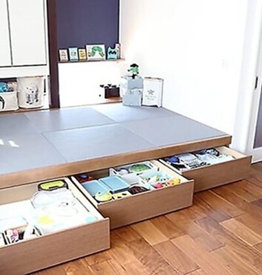 部屋の段差を利用して収納にするなど、メインの収納にプラスして、一見無駄なスペースを有効活用する