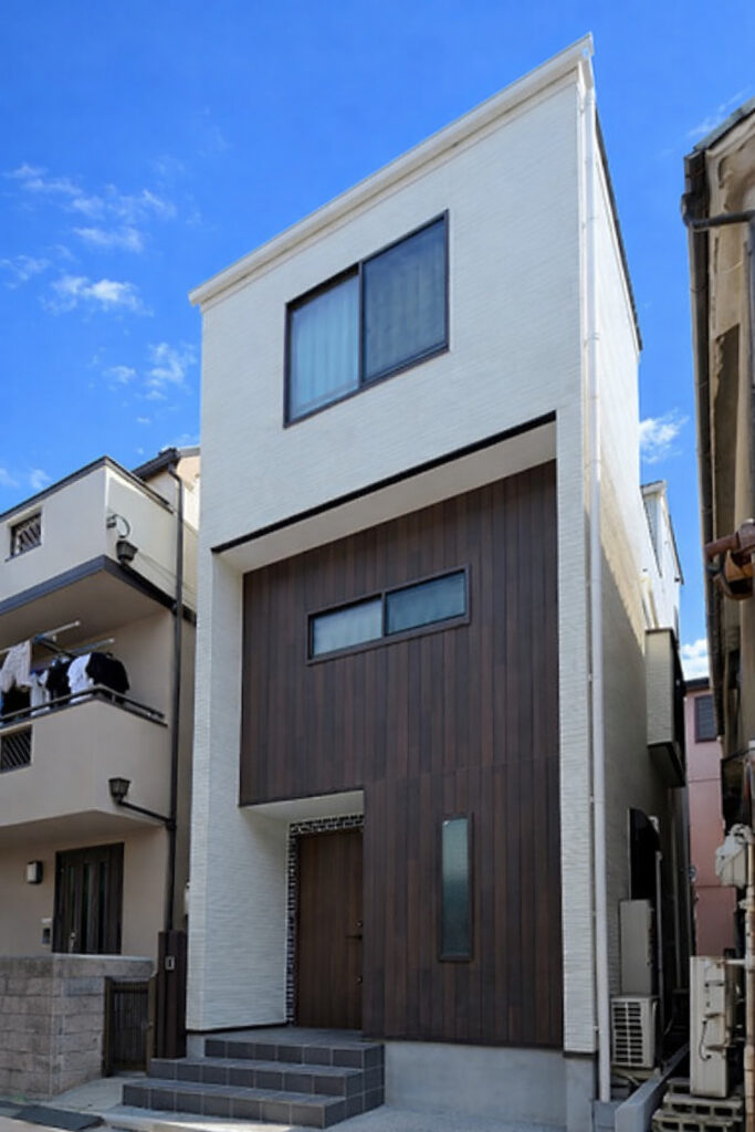 １６坪の施工例：墨田区押上の狭小敷地に建つ、レトロ感覚を楽しむ３階建て住宅。