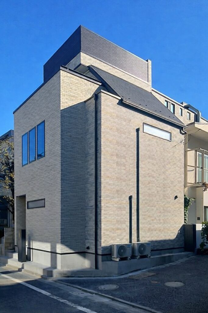 １１坪の施工例：港区元麻布に建つ、瀟洒な木造３階建ての都市型狭小住宅。