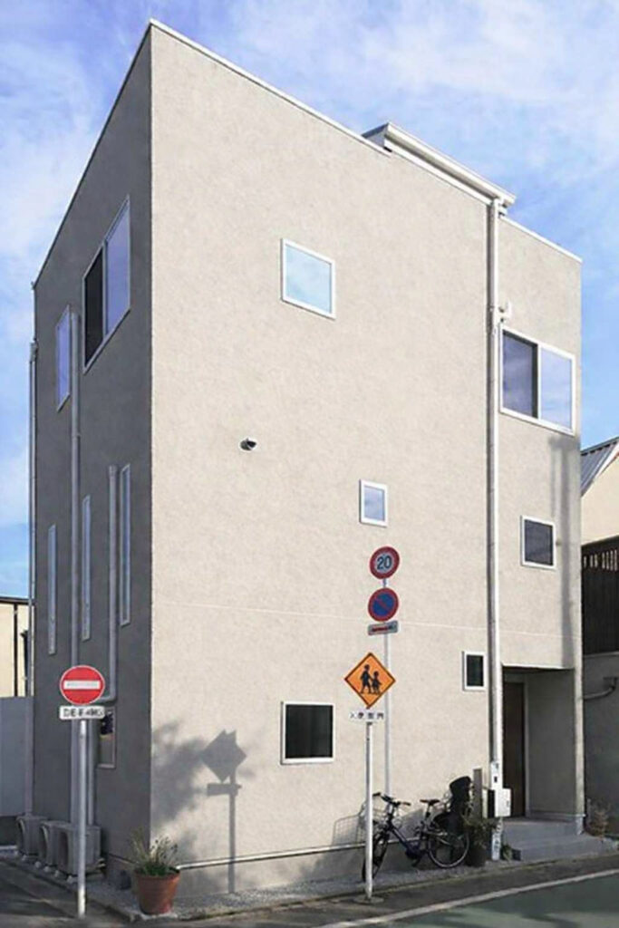 １３坪の施工例：新宿区市谷加賀町の狭小地に建つ、キュービックな木造３階建て住宅。