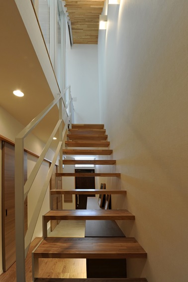 階段は、家全体に光を届ける「光の筒」