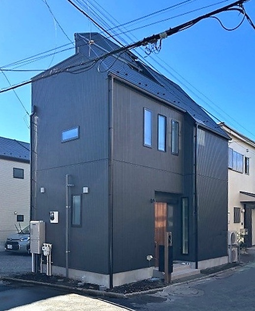 敷地面積8.6坪に建つコンパクトを極めた都市型住宅のご紹介です。