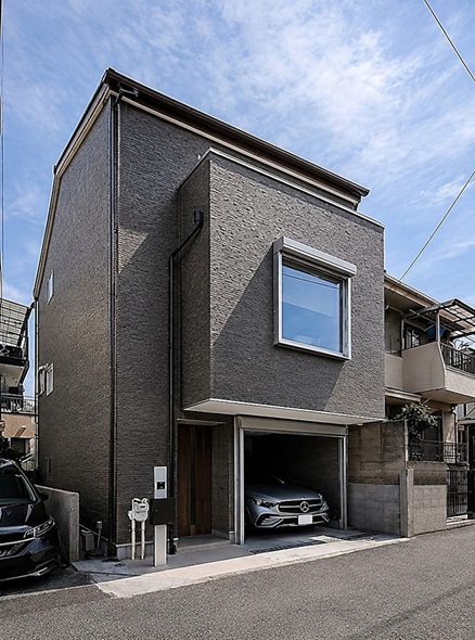 １６坪の施工例：北区浮間に建つ、優しさと安心に満ちた木造3階建て住宅。