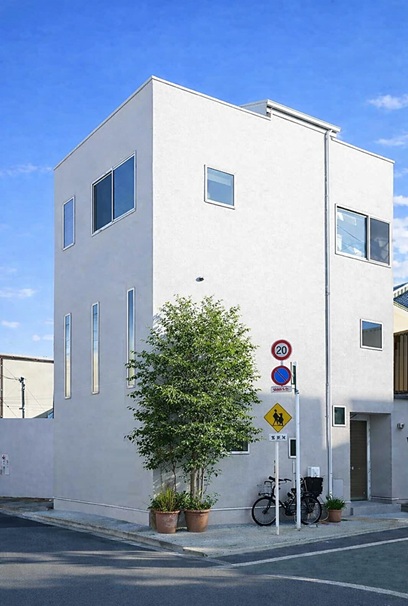 １３坪の施工例：新宿区市谷加賀町の狭小地に建つ、キュービックな木造３階建て住宅。
