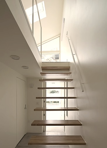 狭小住宅は階段室の吹抜けを活用する方法があります。