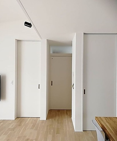 狭小住宅の家では室内ドアの存在感は強すぎない方がいい。