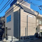 １１坪の施工例：北西の狭小角地に建つキュービックな木造３階建て都市型住宅。