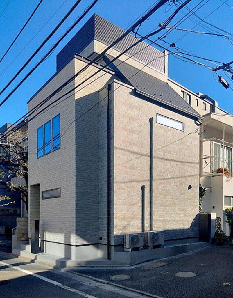 １１坪の施工例：北西の狭小角地に建つキュービックな木造３階建て都市型住宅。