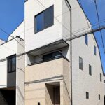 １５坪の施工例：ルーフバルコニーで開放的な暮らしが叶う都市型木造３階建て住宅。
