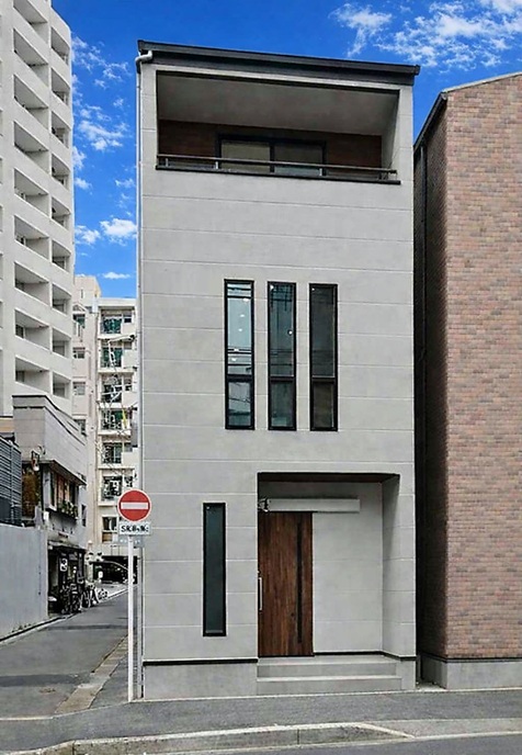 １３坪の施工例：文京区白山の狭小角地に建つ、都市型木造３階建て住宅。