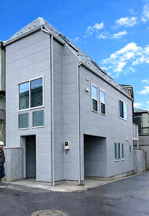 １２坪の施工例：板橋区大谷口の狭小角地に建つ、敷地の高低差をフル活用した三層住宅。