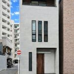 １３坪の施工例：文京区白山の狭小角地に建つ、都市型木造３階建て住宅。