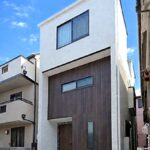 １６坪の施工例：墨田区押上の狭小敷地に建つ、レトロ感覚を楽しむ３階建て住宅。