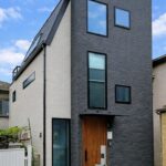 １２坪の施工例：港区南青山の住宅地に建つ、地下室のある木造３階て狭小住宅。