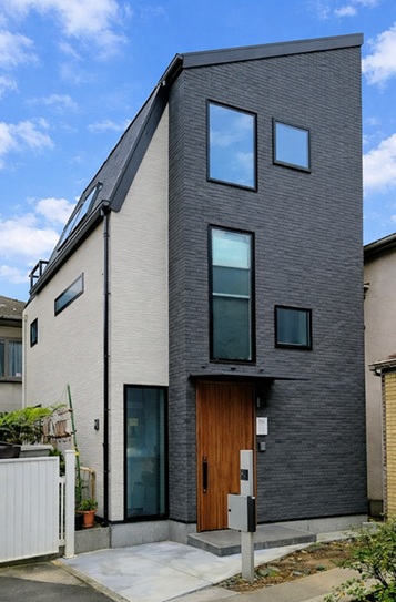 １２坪の施工例：港区南青山の住宅地に建つ、地下室のある木造３階て狭小住宅。