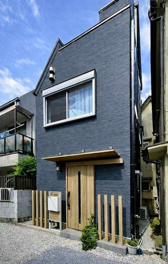 ８坪の施工例：新宿区北新宿の「超狭小地」に建つ、愛猫家の木造3階建て住宅。