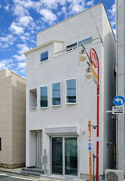 １２坪の施工例：立川市曙町の狭小地に建つ、木造耐火３階建て店舗併用住宅。