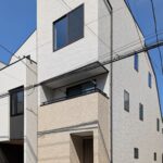 １５坪の施工例：ルーフバルコニーで開放的な暮らしが叶う都市型木造３階建て住宅。