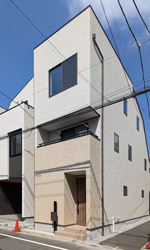 １５坪の施工例：ルーフバルコニーで開放的な暮らしが叶う都市型３階建て住宅。