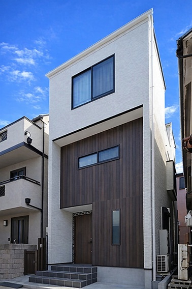 １６坪の施工例：墨田区押上の狭小敷地に建つ、レトロ感覚を楽しむ３階建て住宅。