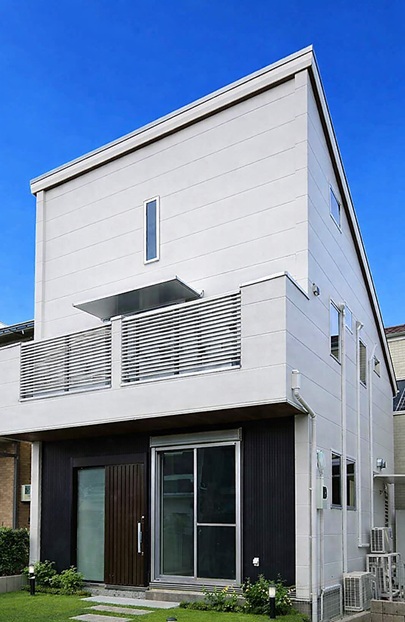 ２６坪の施工例：東京都立川市の郊外に建つ、コンパクトな木造２階建て住宅。