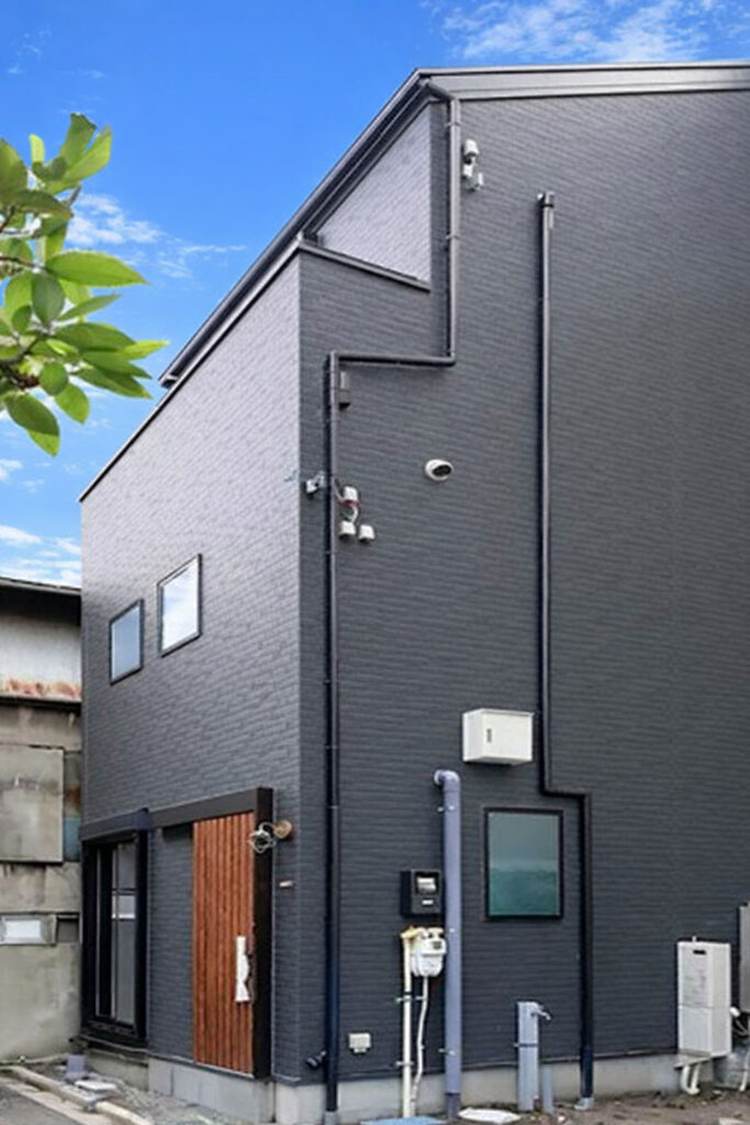 １０坪の施工例：台東区西浅草の防火地域に建つ「木造耐火・３階建て住宅」。