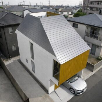 狭小住宅 間取りプラン例：１４坪の敷地に建つ、空を望む窓のある木造２階建て住宅。